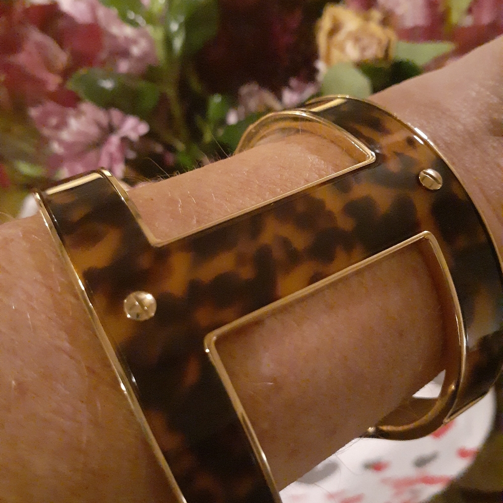 SALE ☀️💥🔆 Michael Kors NWoT Tortoise and Gold Cuff - Picture 7 of 9